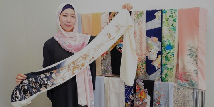 Perancang Busana Jepang Buat Hijab dengan Percikan Inspirasi Tak Terduga