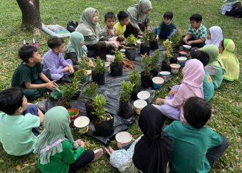 Green Day TK Jakarta Islamic School Belajar Menanam di Taman Piknik
