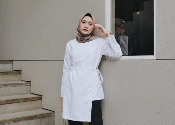 Ide Styling Kemeja Putih untuk Perempuan