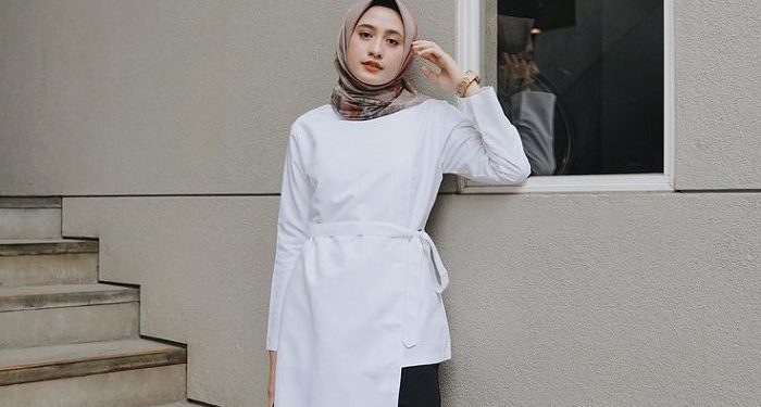 Ide Styling Kemeja Putih untuk Perempuan