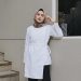 Ide Styling Kemeja Putih untuk Perempuan