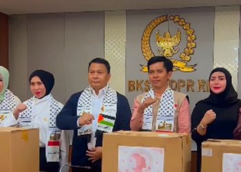 Melly Goeslaw Serahkan Donasi Pakaian untuk Palestina