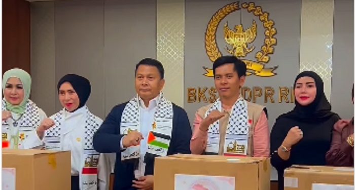 Melly Goeslaw Serahkan Donasi Pakaian untuk Palestina
