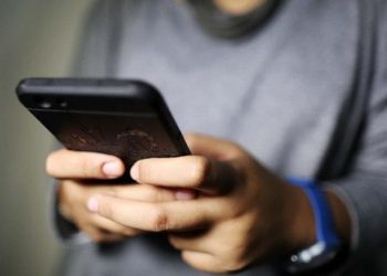 Tips Menatap Layar HP yang Aman untuk Mata