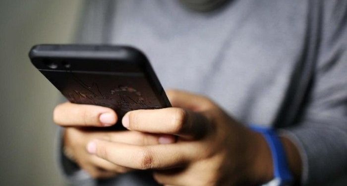 Tips Menatap Layar HP yang Aman untuk Mata