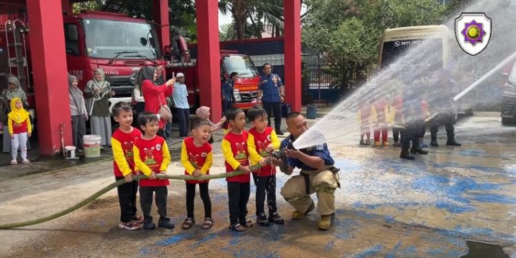 Study Tour TK JISc Mengunjungi Stasiun Pemadam Kebakaran
