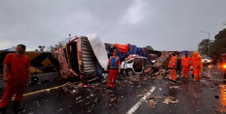 Kecelakaan Beruntun di Tol Cipularang Mengakibatkan 1 Orang Tewas dan 27 Lainnya Luka-Luka