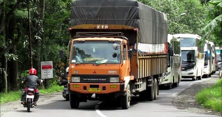 Satu Orang Tewas Akibat Kecelakaan Truk Tronton di Slipi Jakarta Barat