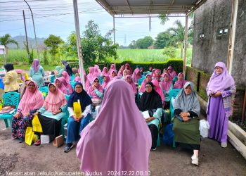 Peringati Hari Ibu, Salimah Kudus Ajak Lansia Peserta Salsa Lomba Foto Keluarga, Yel-Yel dan Tukar Kado