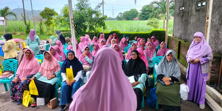 Peringati Hari Ibu, Salimah Kudus Ajak Lansia Peserta Salsa Lomba Foto Keluarga, Yel-Yel dan Tukar Kado