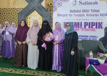 Ummi Pipik Bagi Kiat Jadi Ibu Tangguh di Depan Ratusan Jamaah