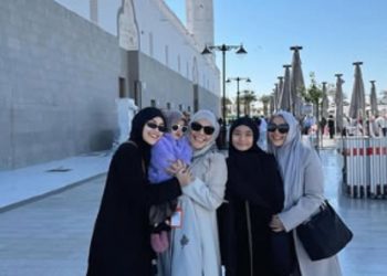 Tampil Anggun dengan Hijab Syar’i, Potret Ayu Ting Ting saat Menjalankan Ibadah Umroh