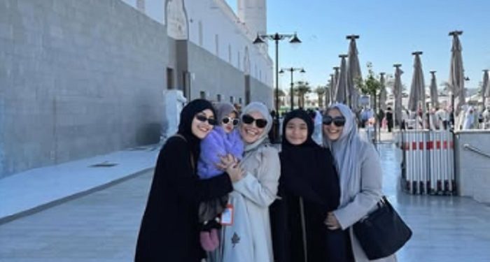Tampil Anggun dengan Hijab Syar’i, Potret Ayu Ting Ting saat Menjalankan Ibadah Umroh