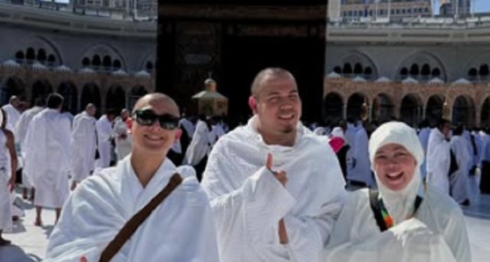 Potret Umroh Iqbaal Ramadhan Bersama Sang Manager