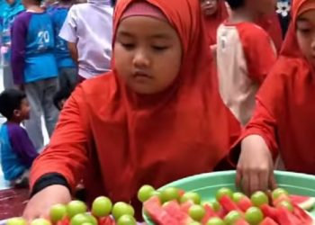 Mam Fifi Berikan Buah Buahan Kepada Siswa JISc Sebagai Bentuk Cinta