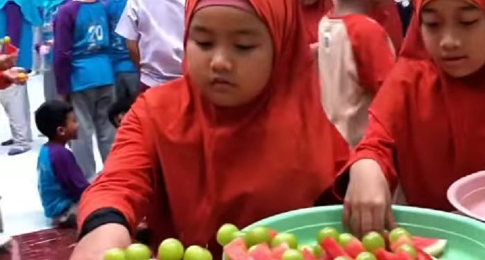 Mam Fifi Berikan Buah Buahan Kepada Siswa JISc Sebagai Bentuk Cinta