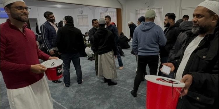 Komunitas Muslim di Luton Adakan Kampanye Musim Dingin dengan Mendukung Bank Makanan Kota