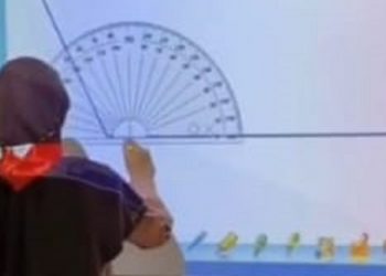 MTs Negeri 1 Pasuruan Gunakan Papan Tulis Layar Sentuh agar Belajar Makin Seru