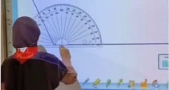 MTs Negeri 1 Pasuruan Gunakan Papan Tulis Layar Sentuh agar Belajar Makin Seru