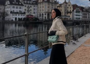 Nina Zatulini Liburan di Eropa, Tampil Kece dengan Balutan Hijab dan Outfit Musim Dingin