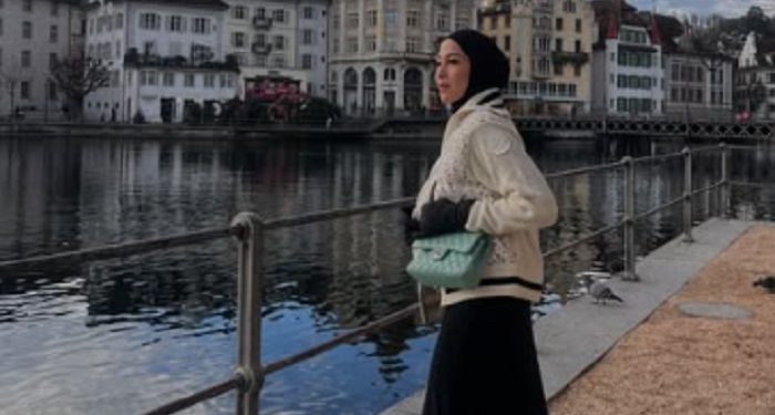 Nina Zatulini Liburan di Eropa, Tampil Kece dengan Balutan Hijab dan Outfit Musim Dingin