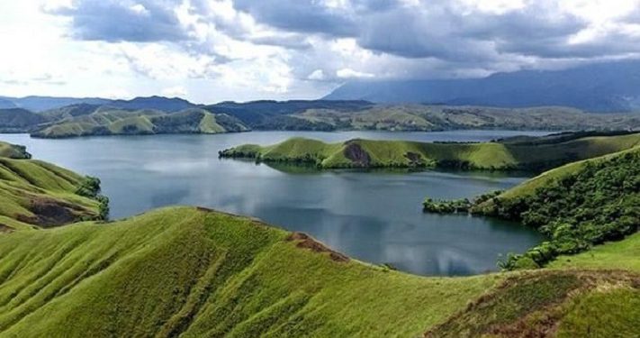 Lima Keunikan Danau Sentani di Papua