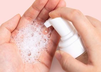 Tips Memilih Skincare Berbahan Hyaluronic Acid