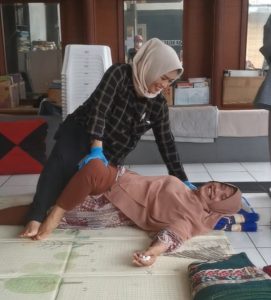 Tim Terapis Prima Jaya Bekasi Gelar Baksos Terapi Kesehatan