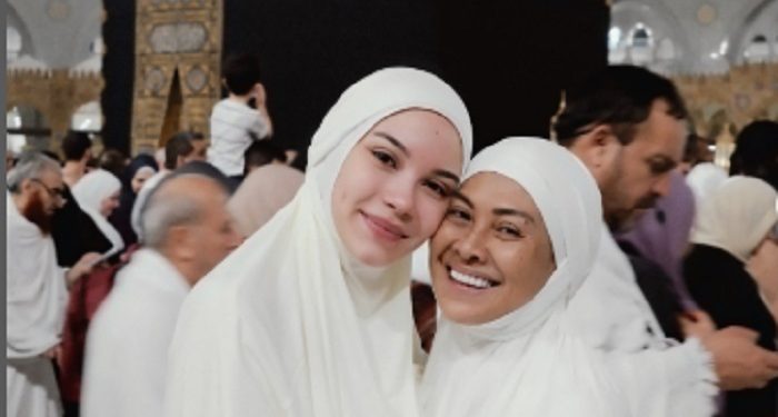 Alyssa Daguise Laksanakan Ibadah Umroh Bersama Sang Ibunda Tercinta