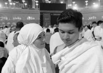 Beby Tsabina Umroh Perdana Bersama Sang Suami