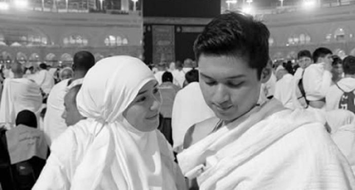 Beby Tsabina Umroh Perdana Bersama Sang Suami