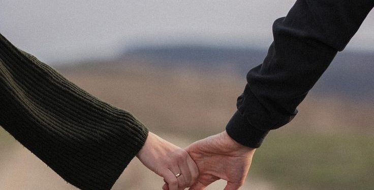 Menguatkan Hubungan dengan Orang Tua, Anak, dan Pasangan dalam Perspektif Islam