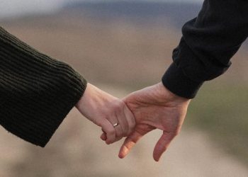 Menguatkan Hubungan dengan Orang Tua, Anak, dan Pasangan dalam Perspektif Islam