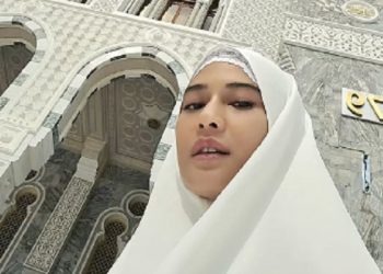 Potret Dian Sastrowardoyo Umroh Bersama Keluarga