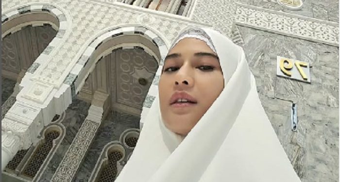 Potret Dian Sastrowardoyo Umroh Bersama Keluarga