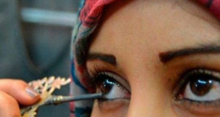 Hukum Memakai Celak Mata