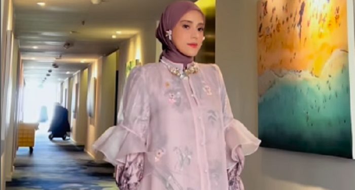 Fairuz A Rafiq Bagikan Gaya Busana Muslim yang Menjadi Fashion Statementnya