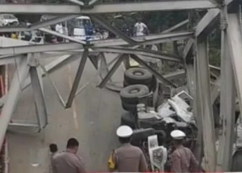 Truk Bermuatan Semen Menabrak Tiang Jembatan di Kalimantan Timur
