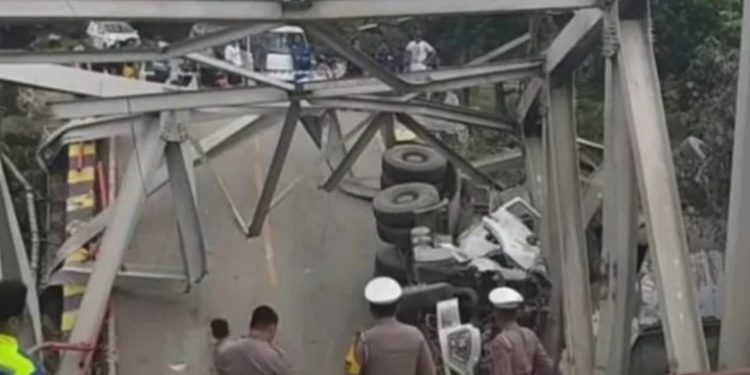 Truk Bermuatan Semen Menabrak Tiang Jembatan di Kalimantan Timur