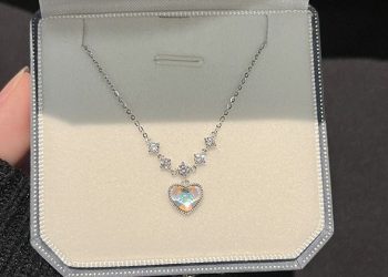 Tips Memilih Kalung yang Sesuai dengan Garis Leher Baju