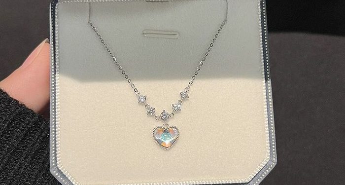 Tips Memilih Kalung yang Sesuai dengan Garis Leher Baju