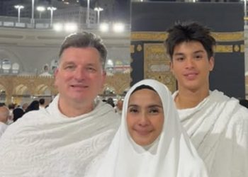 Maudy Koesnaedi Ibadah Umroh Bersama Keluarga di Penghujung Tahun 2024