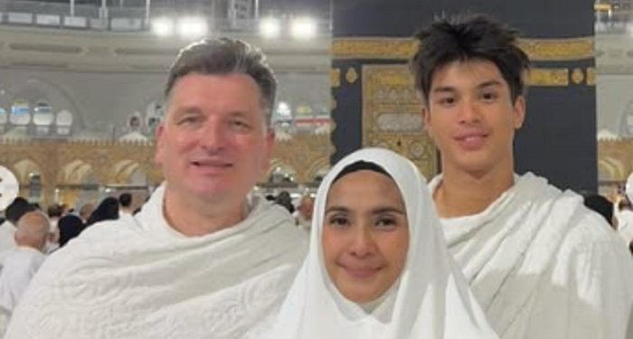 Maudy Koesnaedi Ibadah Umroh Bersama Keluarga di Penghujung Tahun 2024