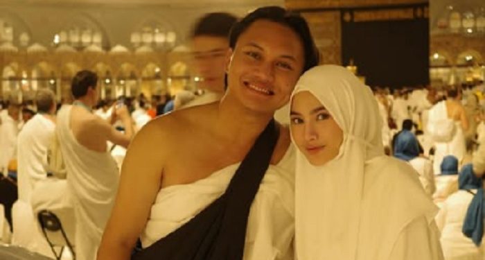Potret Empat Pasangan Selebritis saat Ibadah Umroh Bersama