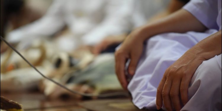 Jika Tiba Bersamaan, Dahulukan Shalat atau Makan?