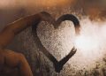 Hati Perempuan Seperti Kaca