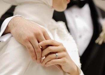 Cinta Tidak Mengetuk Pintu Bahkan Mencopotnya