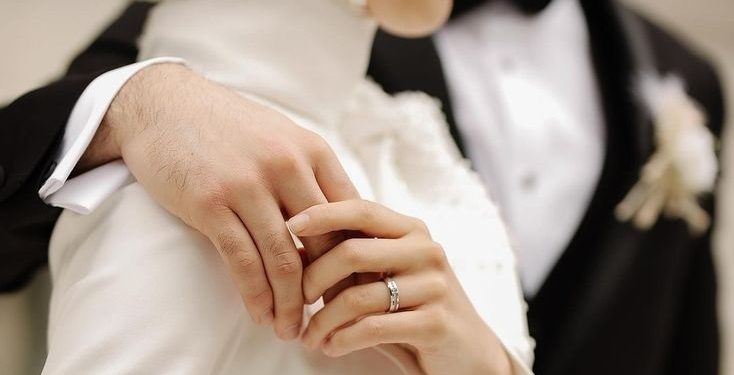 Cinta Tidak Mengetuk Pintu Bahkan Mencopotnya