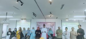 Para narasumber berfoto bersama Redaksi Chanelmuslim.com dan undangan