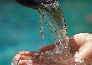 Warga Desa Takarai Berkumpul untuk Mendapatkan Air Bersih